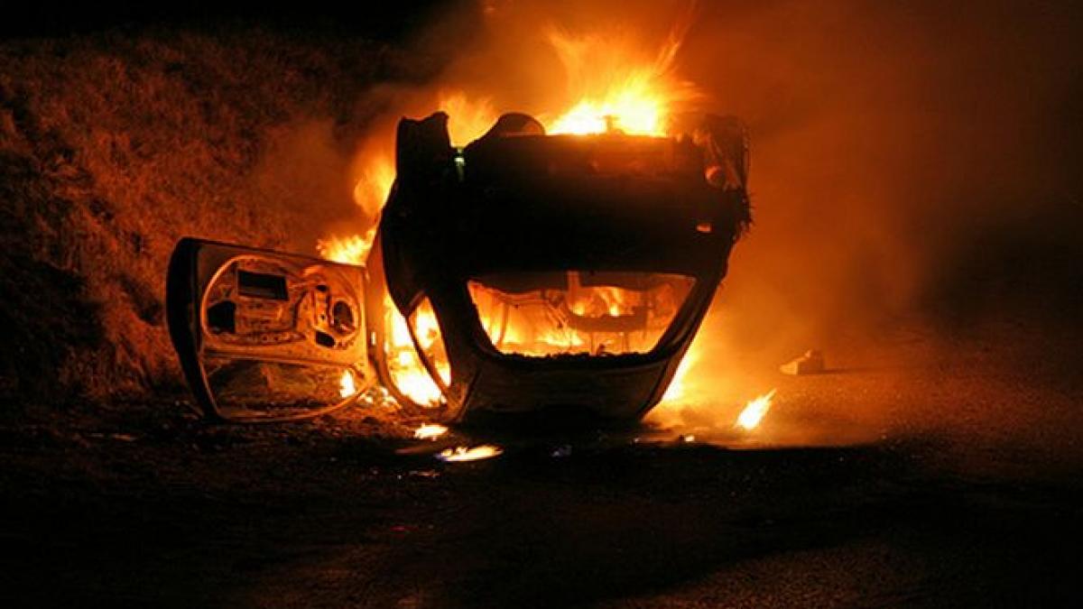 masina primarului a fost distrusa de piromani un oras intreg e terorizat