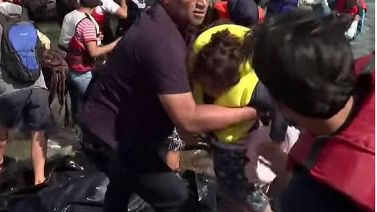 gestul frumos facut in direct de un jurnalist pentru refugiati mii de oameni l au aplaudat