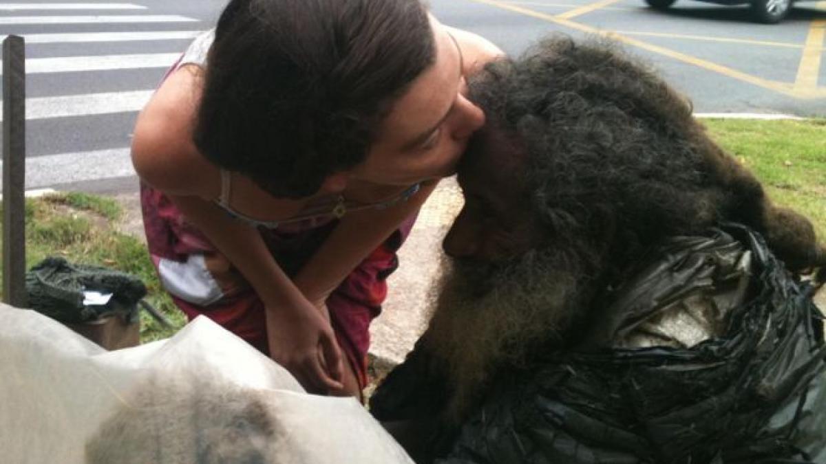 incredibila poveste de viata a poetului cersetor facebook ul si oamenii i au schimbat destinul