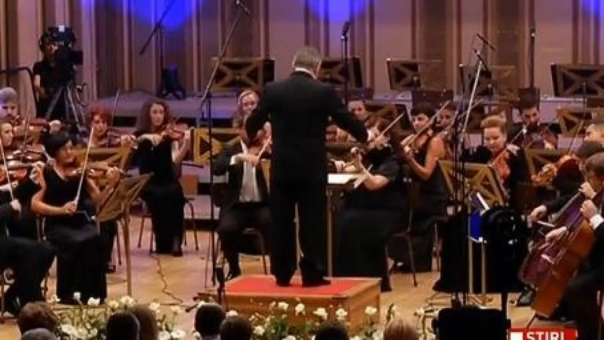 madalin voicu dirijor pe scena festivalului enescu