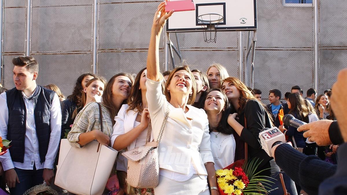 carmen iohannis si a facut selfie in prima zi de scoala