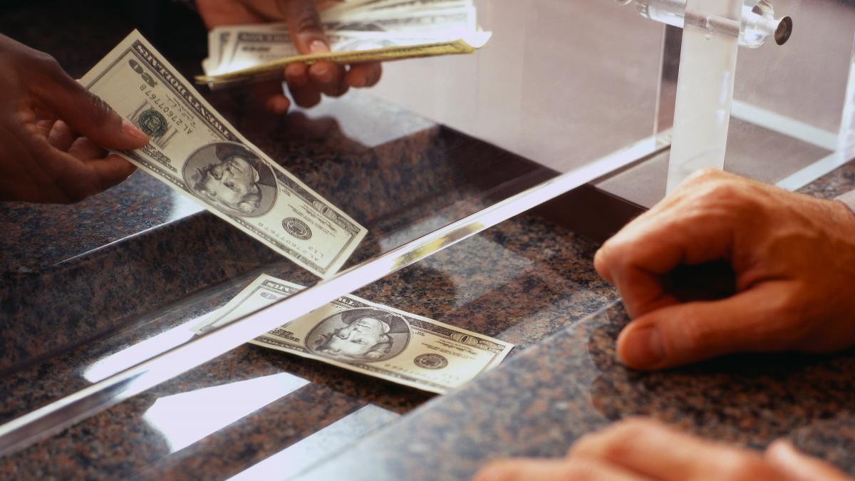 cea mai mare banca din europa va concedia 25 dintre angajati