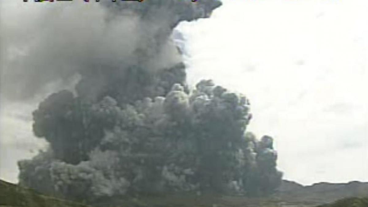eruptie vulcanica in japonia coloanele de fum si gaz au ajuns pana la 2 000 de metri altitudine