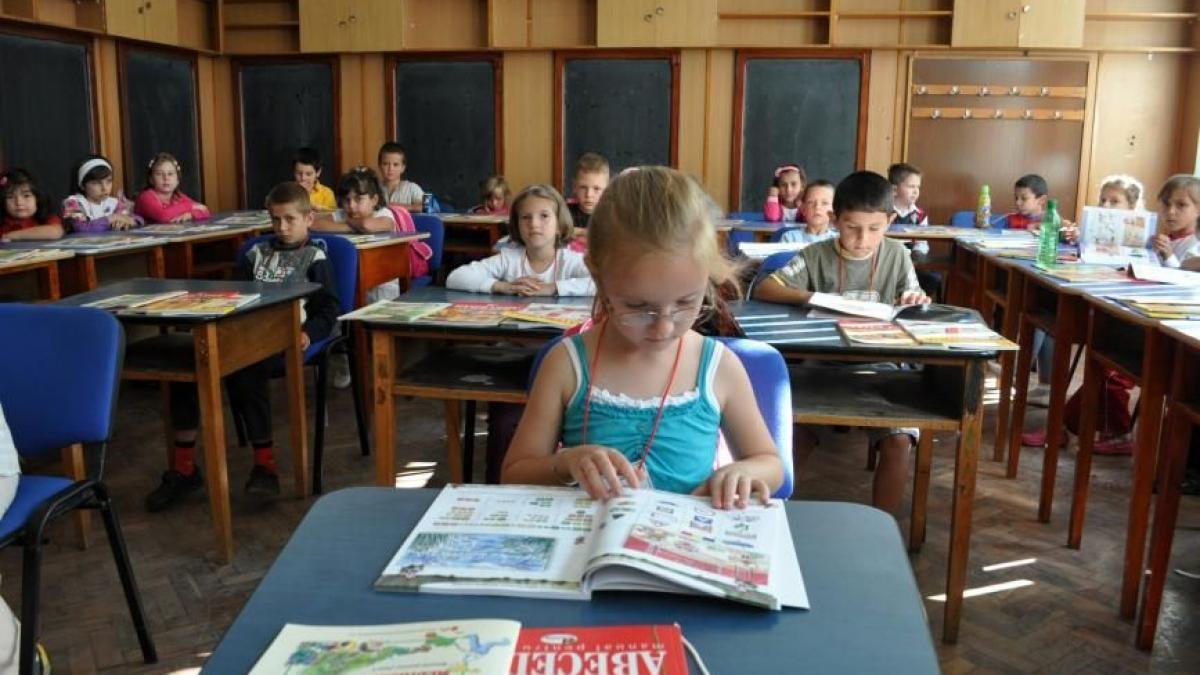prima zi de scoala 3 milioane de elevi sunt asteptati la cursuri noutatile anului scolar 2015 2016