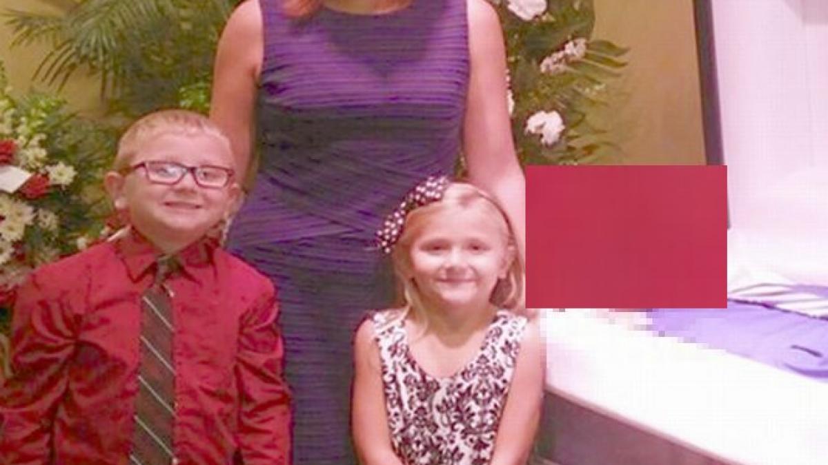 doi copii zambesc langa cosciugul tatalui lor povestea socanta din spatele imaginii publicate pe