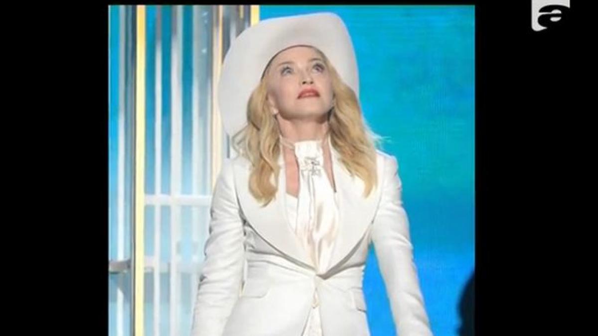 cine este designerul roman care le imbraca pe madonna si lady gaga