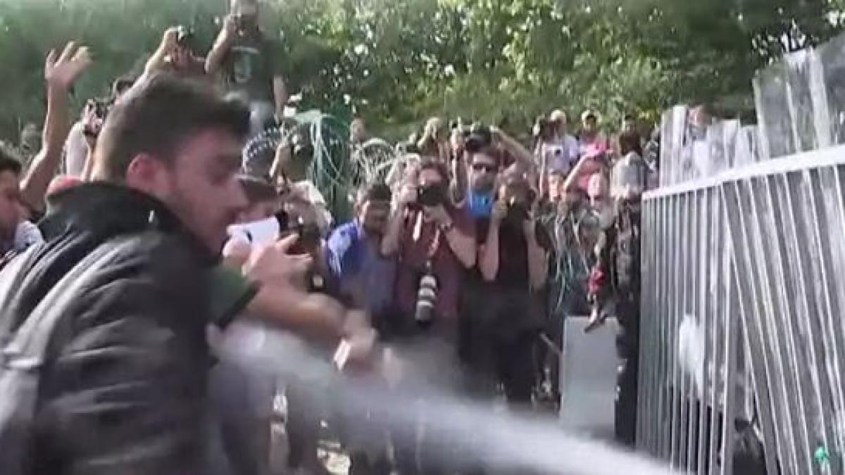 criza uriasa langa granita romaniei ungurii folosesc gaze lacrimogene impotriva refugiatilor video