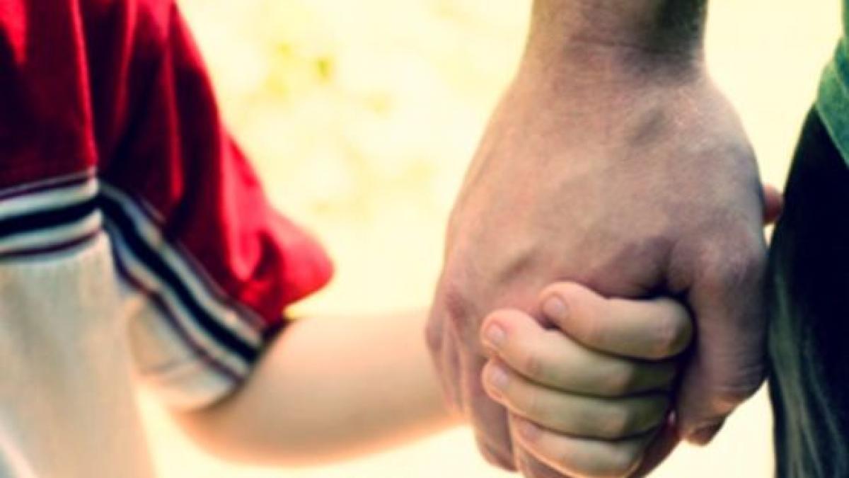 devotamentul unui tata care isi duce fiul la scoala fotografia a ajuns virala pe internet