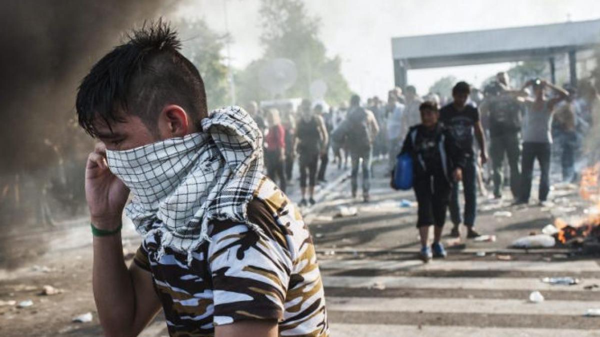 imagini dramatice la granita ungariei politia i a atacat pe refugiati cu tunuri cu apa si gaze