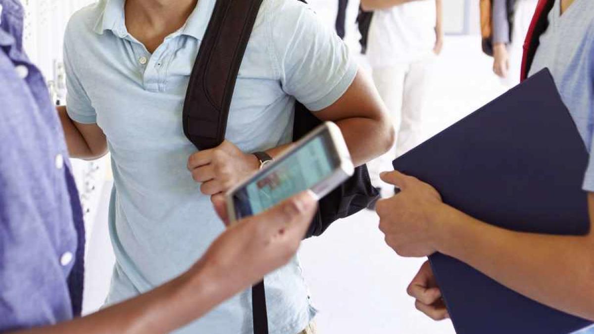 scoala din romania unde elevii nu au voie la cursuri cu telefoanele mobile sau tablete