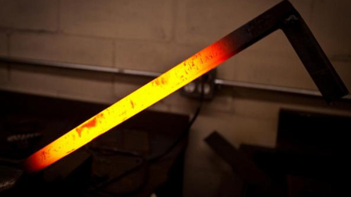 accident de munca groaznic si a lipit fata de metal incandescent