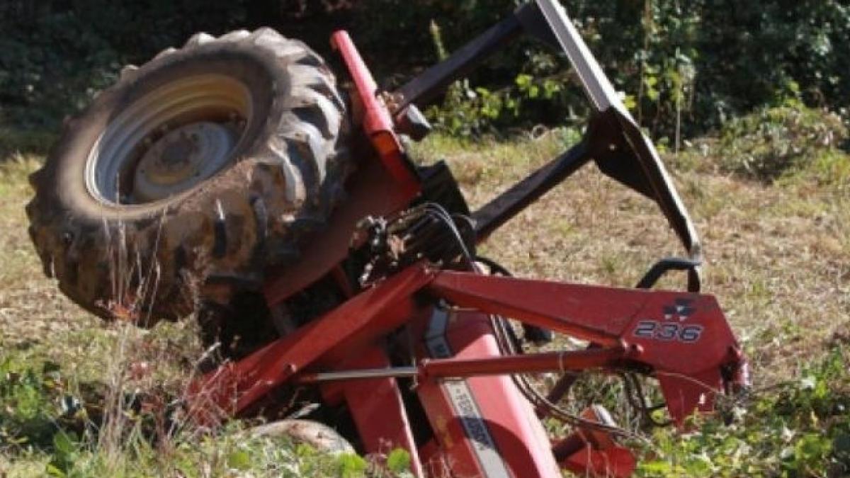 barbat de 39 de ani strivit de cabina tractorului pe care il conducea a murit pe loc