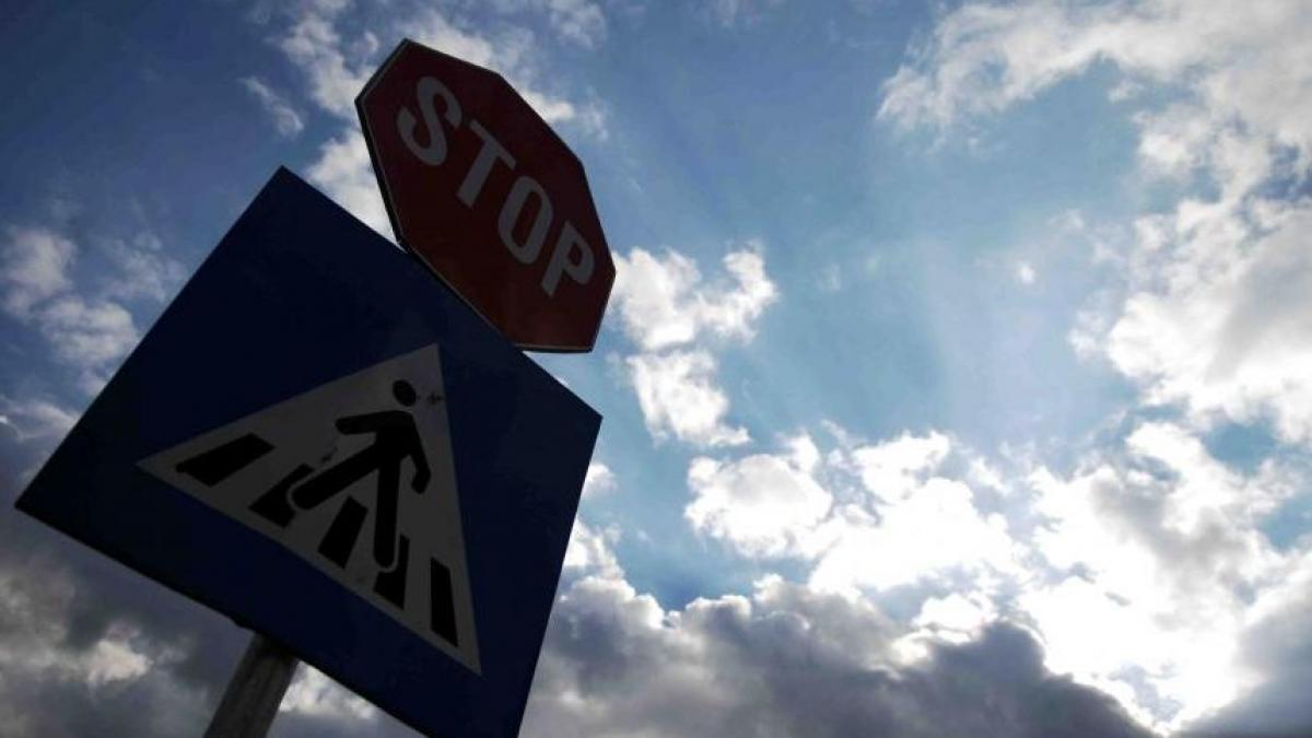 elev lovit pe o trecere de pietoni in apropierea unei scoli din capitala