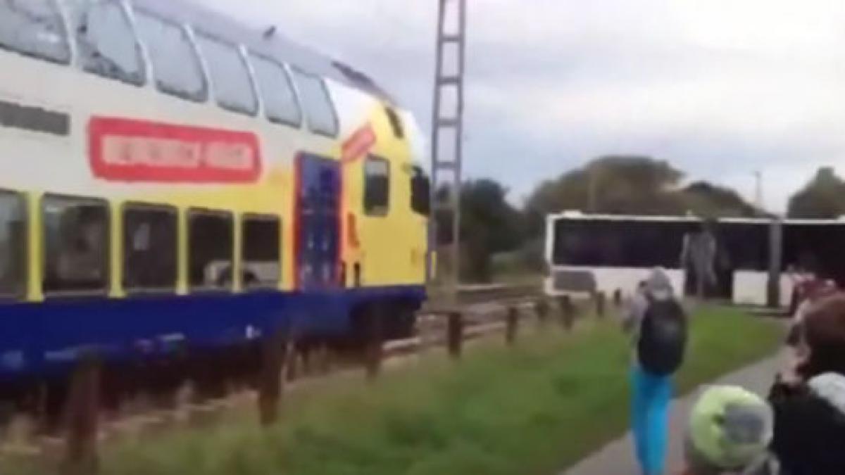 un autobuz plin cu elevi in drum spre scoala s a blocat pe sinele de cale ferata vezi ce a urmat