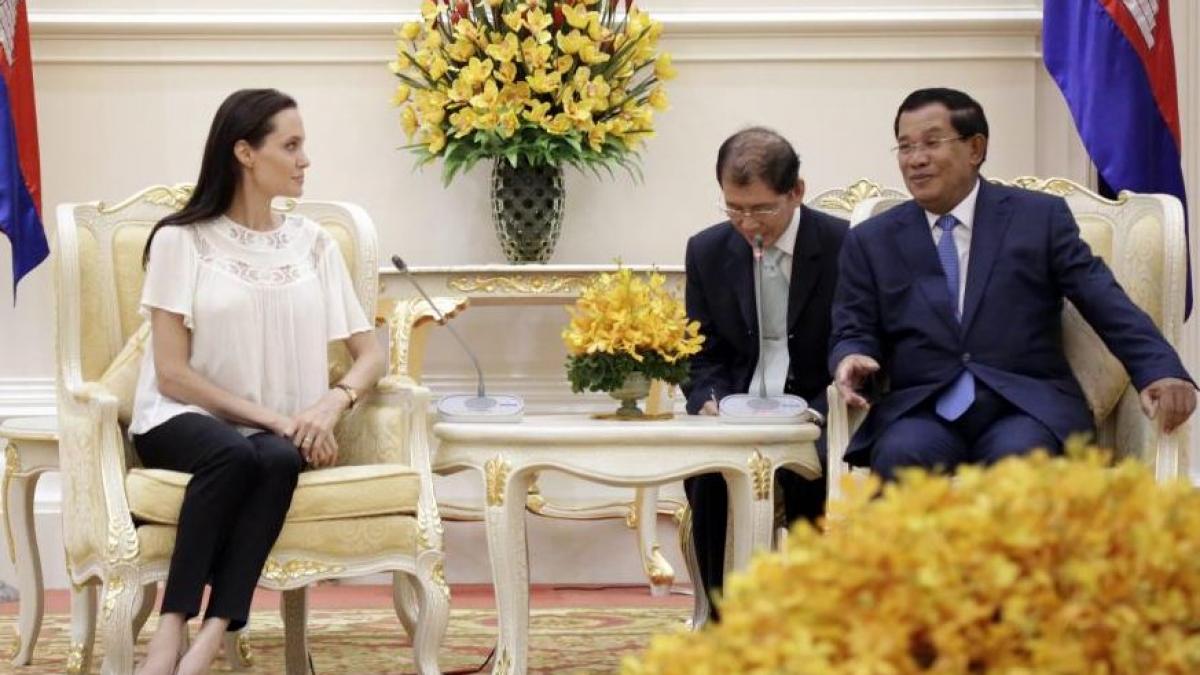 angelina jolie sprijinita de premierul cambodgiei in realizarea noului ei film