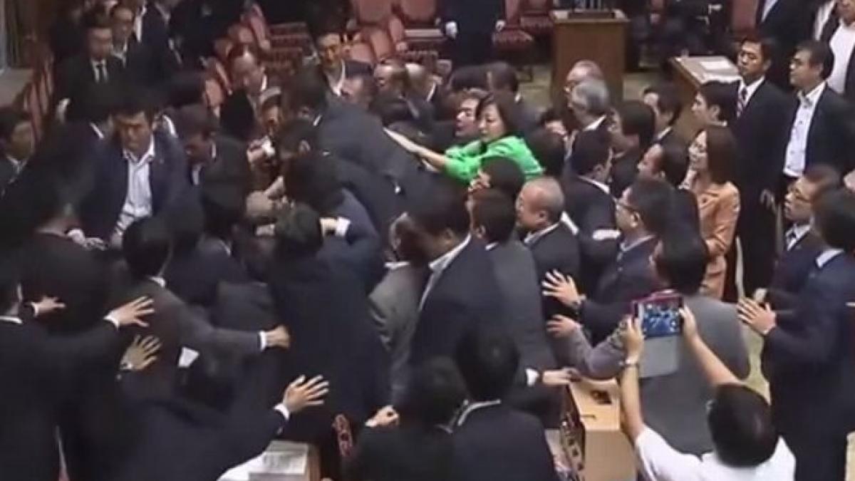 bataie in parlament deputatii si au impartit pumni si picioare