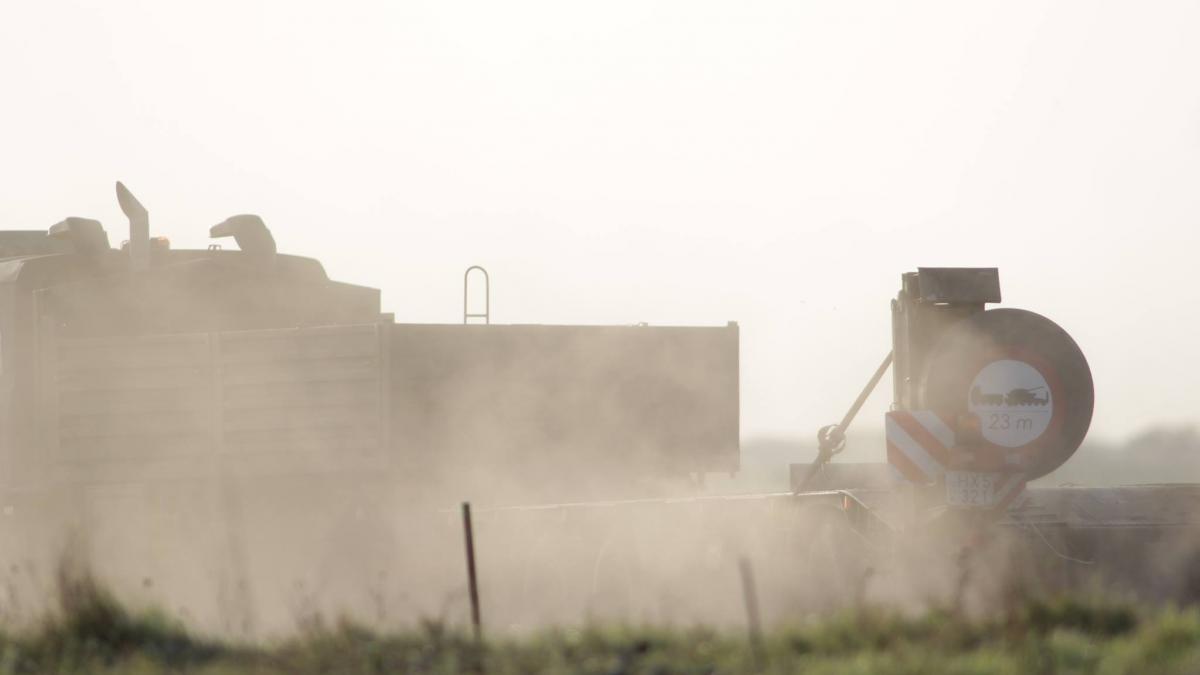 camion cu tehnica militara la granita romaniei