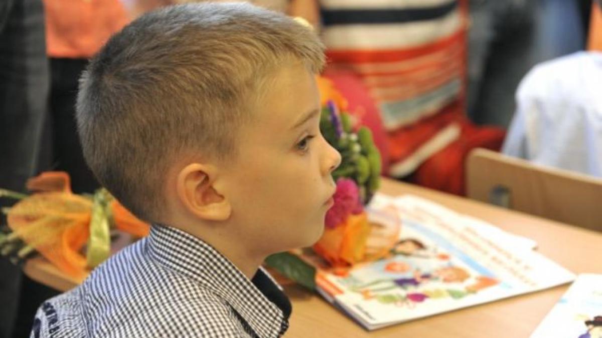 invatati cu umilinta de mici copii nevoiti sa invete pe jos vin la scoala cu perne si paturi