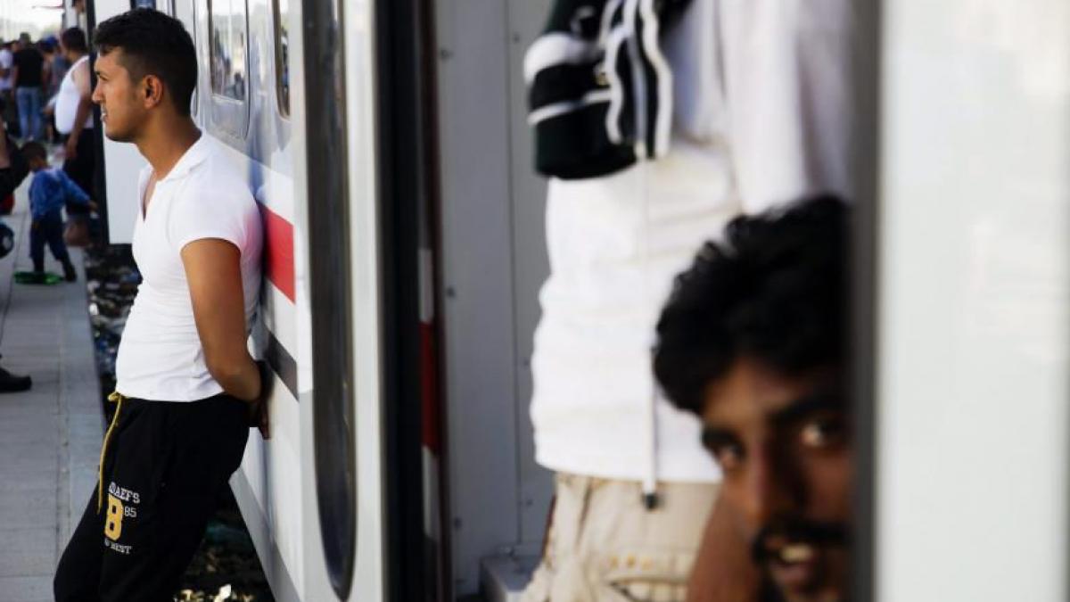 sute de imigranti au fost retinuti de autoritatile ungare