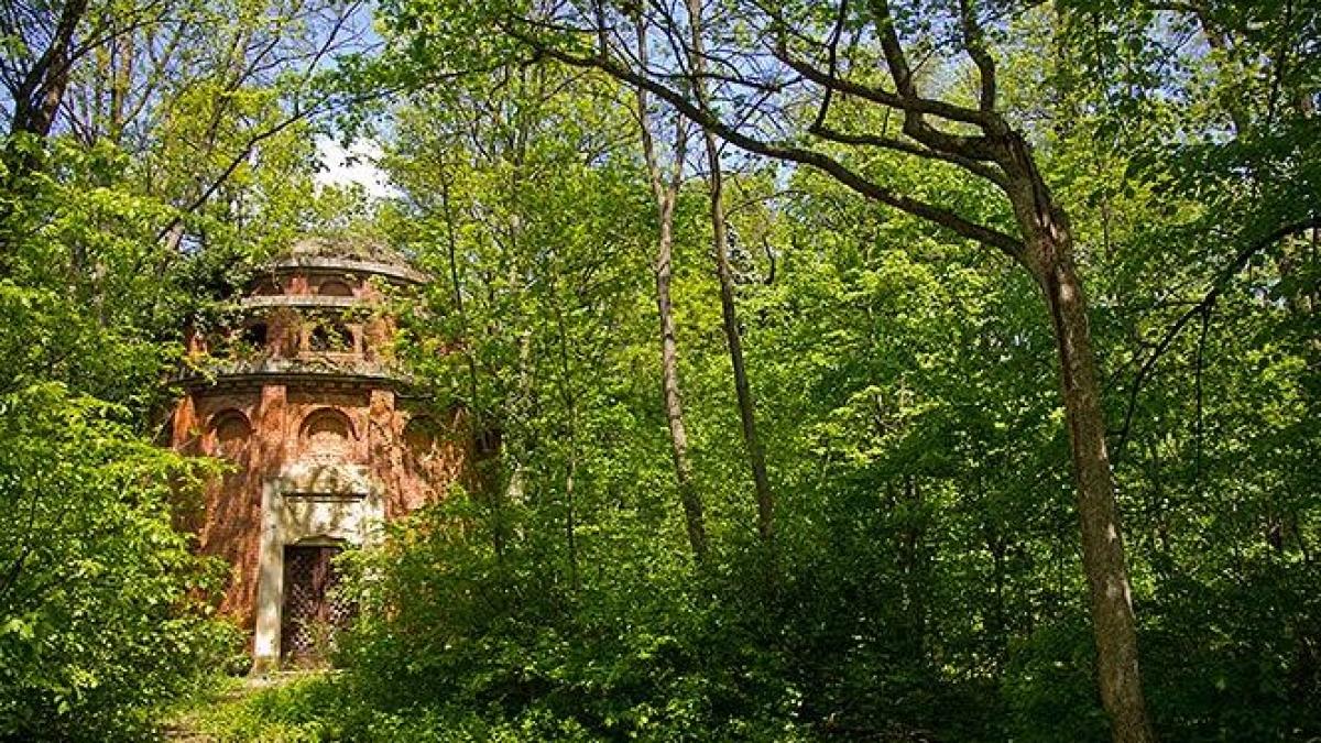 monumente istorice uitate in paragina mausoleul din padurea baneasa