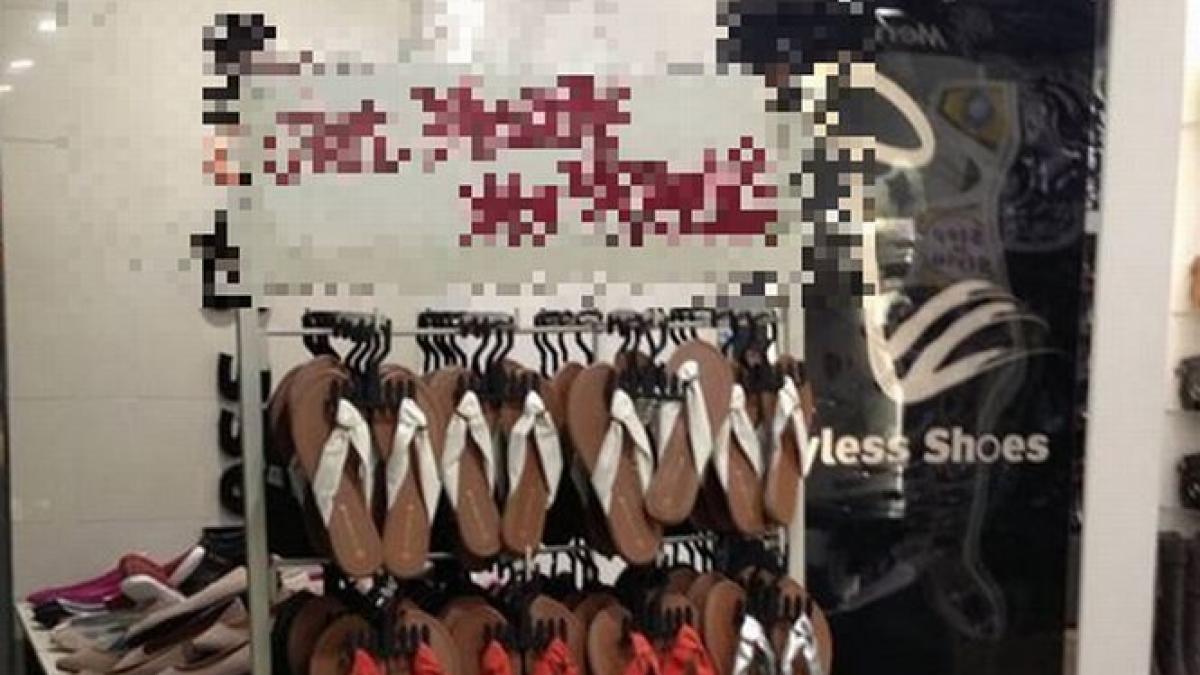 gafa de proportii intr un magazin de incaltaminte au incurcat anotimpurile