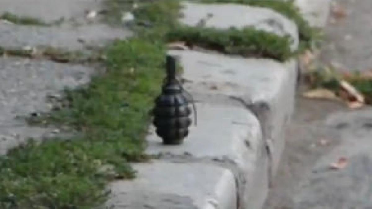 grenada abandonata pe marginea unei strazi din buzau pericol de explozie