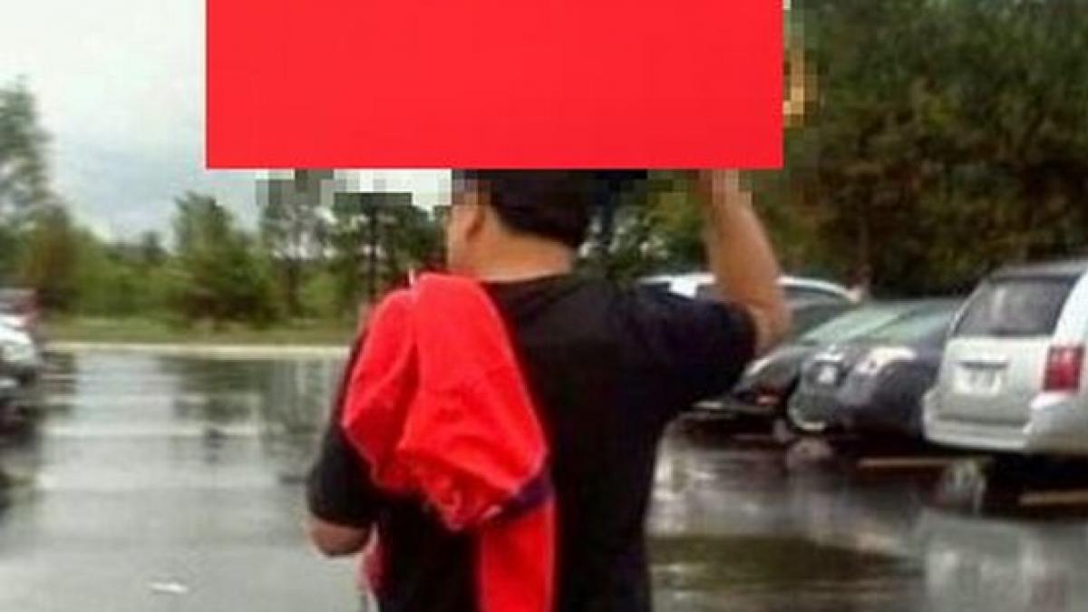 meteorologii au anuntat ploi el si a luat umbrela dar n a stiut cum s o foloseasca lumea il privea
