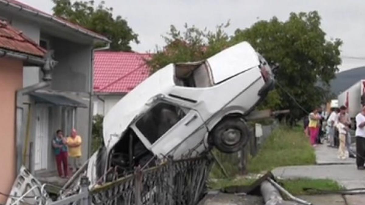 o batrana dacie a reusit o parcare spectaculoasa masina a ajuns peste gardul unei case