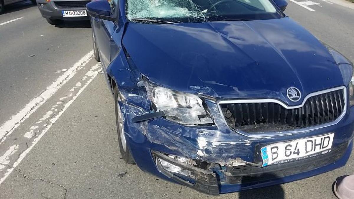 pieton spulberat pe sosea dupa ciocnirea violenta a doua masini