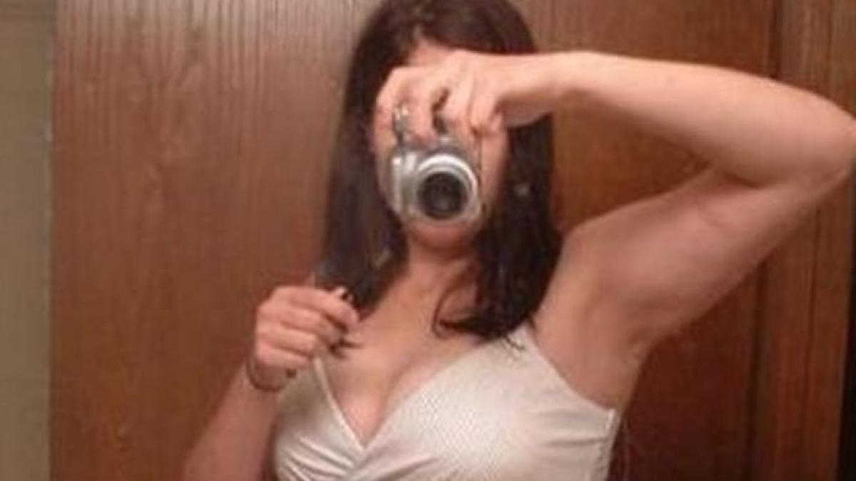 si a facut un selfie si toata lumea a ras de ea ce obiect rusinos ascunde poza