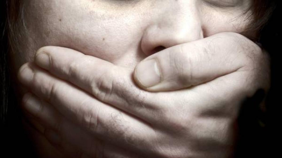 un nou caz socant tanara de 15 ani rapita dintr un magazin si violata pe un camp