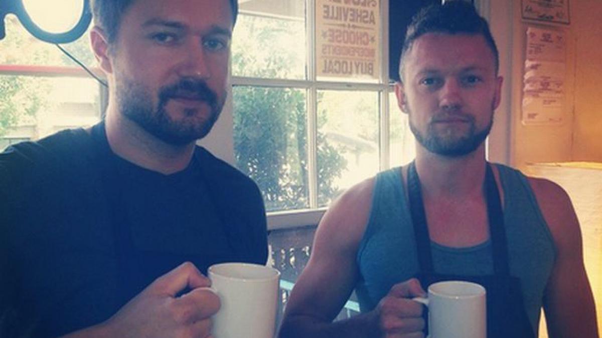 agata tinere in cafeneaua lor fac sex cu ele apoi povestesc totul pe internet