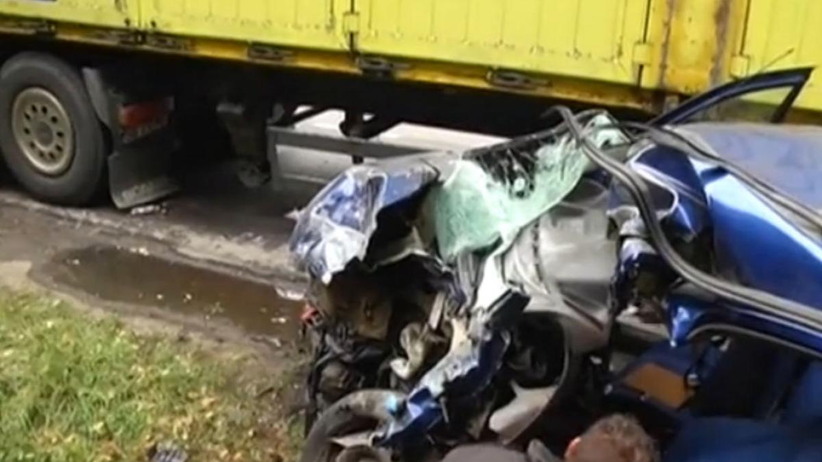 grav accident de circulatie o soferita a intrat cu masina intr un tir