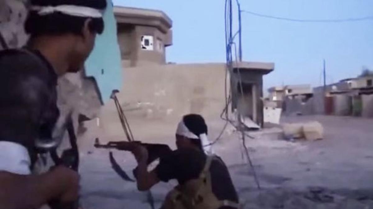 imagini incredibile o racheta trece la cativa centimetri de un luptator isis video