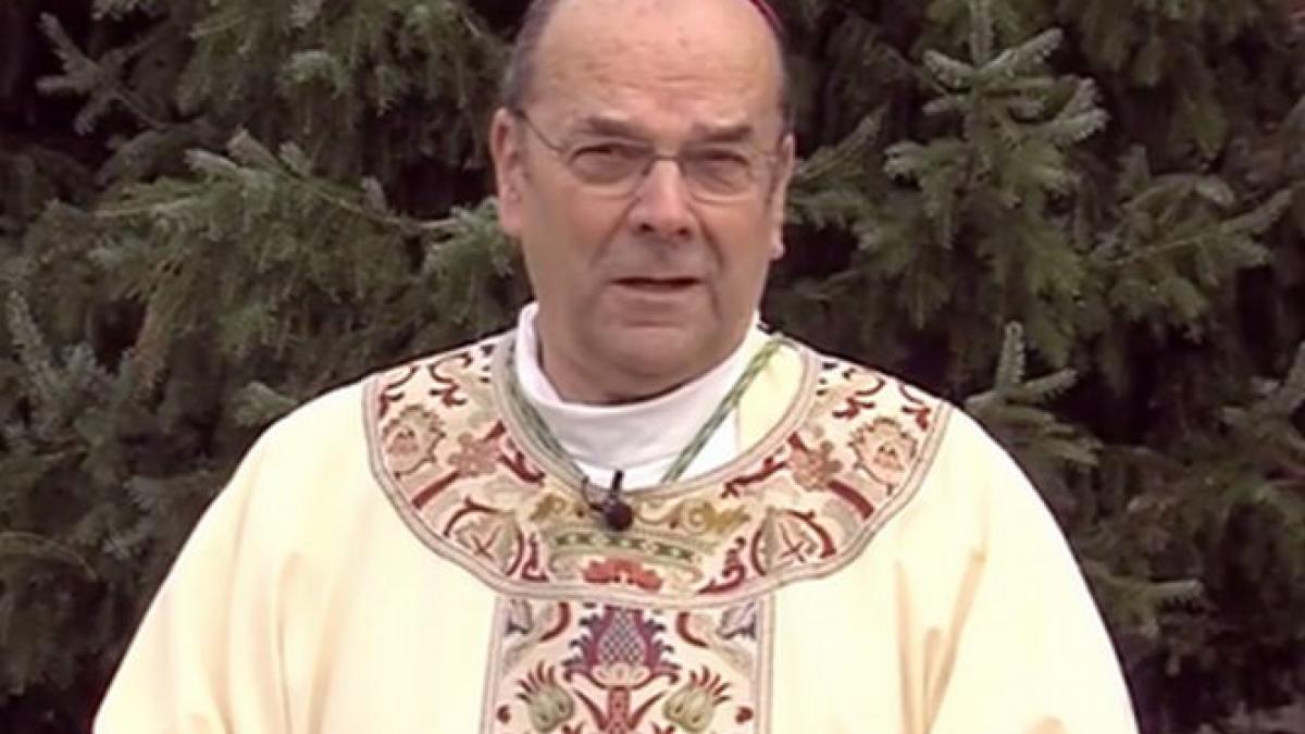 un episcop sare in apararea preotilor pedofili poate ca baiatul l a incurajat poate ca a fost de