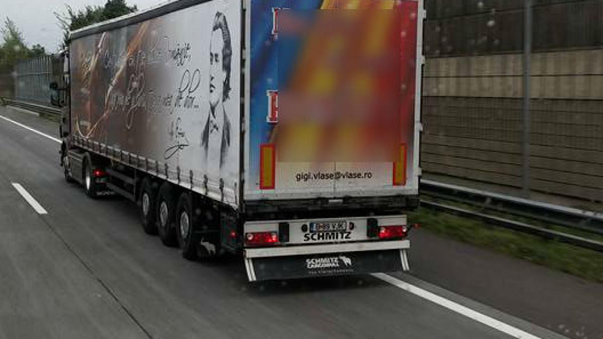 fotografia soc surprinsa pe o autostrada din strainatate cum arata tir ul unui roman