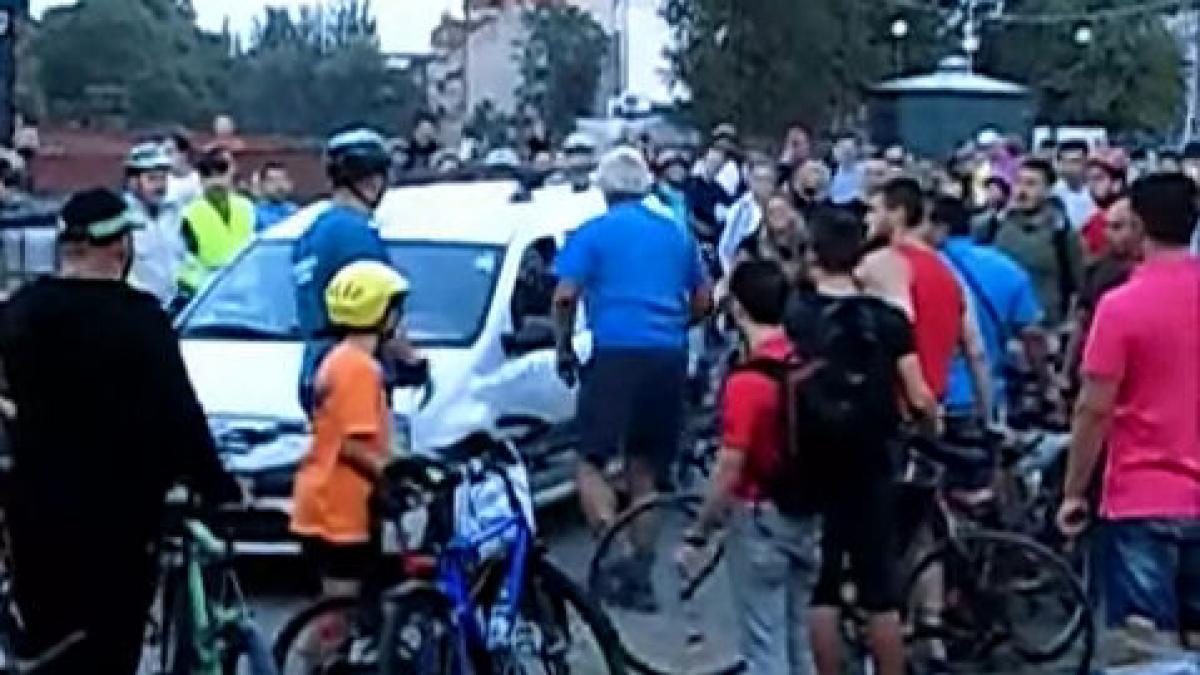 imagini incredibile un sofer a fost la un pas de a fi linsat de biciclisti