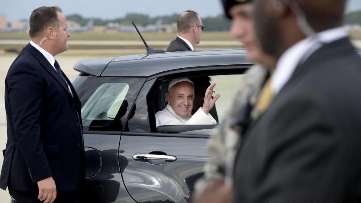 papa francisc viziteaza sua intr un fiat tweet ul de multumire al grupului italian a devenit viral