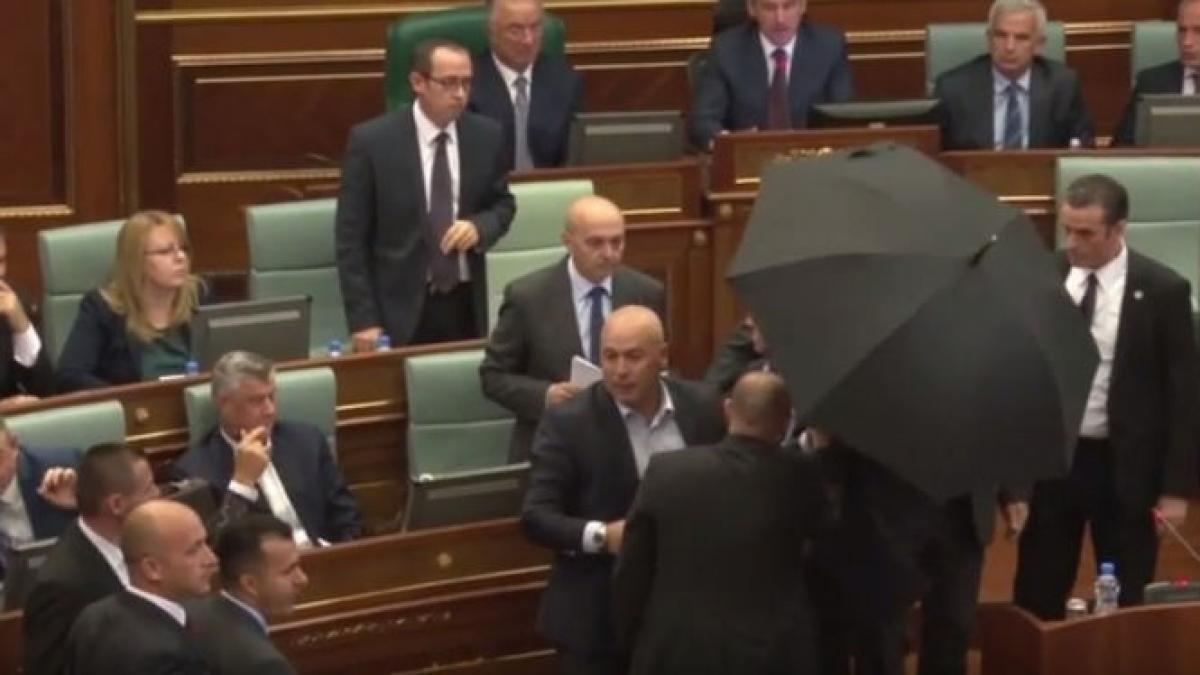 premier atacat cu oua cum au intervenit garzile de corp video