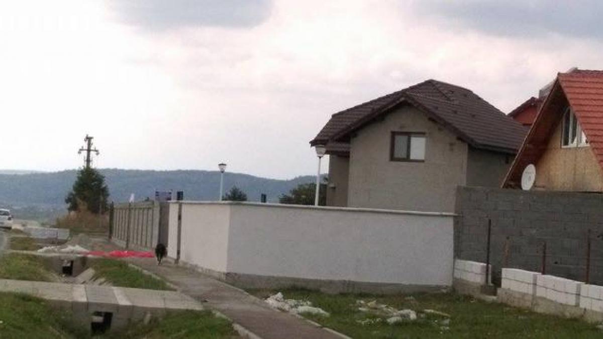 se intampla in romania mai multi targujieni isi lumineaza curtile pe banii primariei