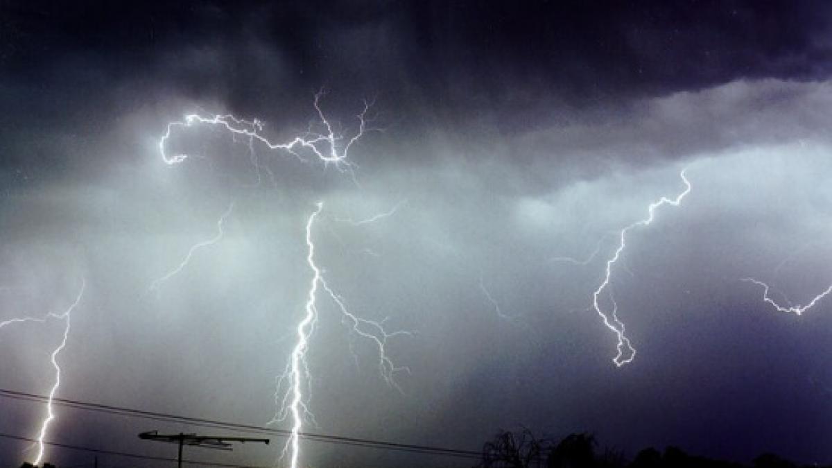 avertizare de ploi si furtuni in cinci judete din tara