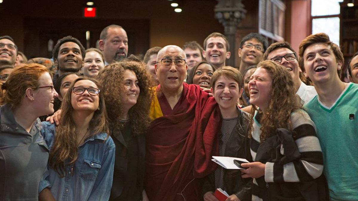 dalai lama spune ca daca i ar urma o femeie aceasta ar trebui sa fie frumoasa