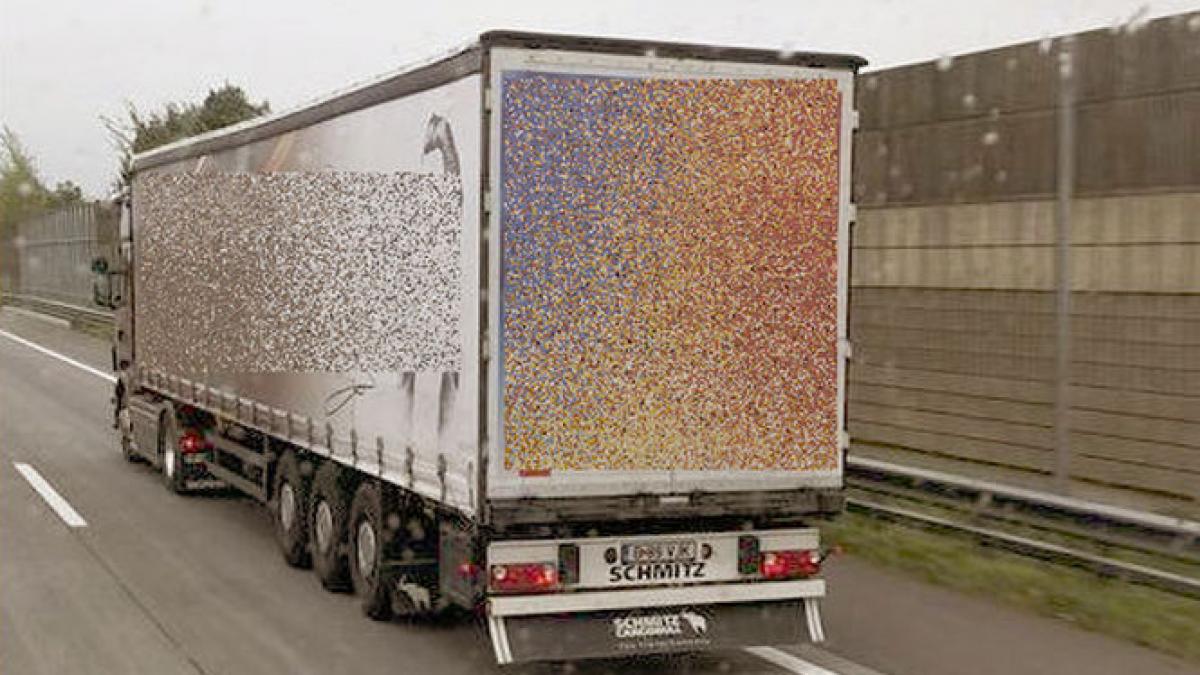 imagine incredibila surprinsa pe o autostrada din strainatate cum arata tir ul unui roman