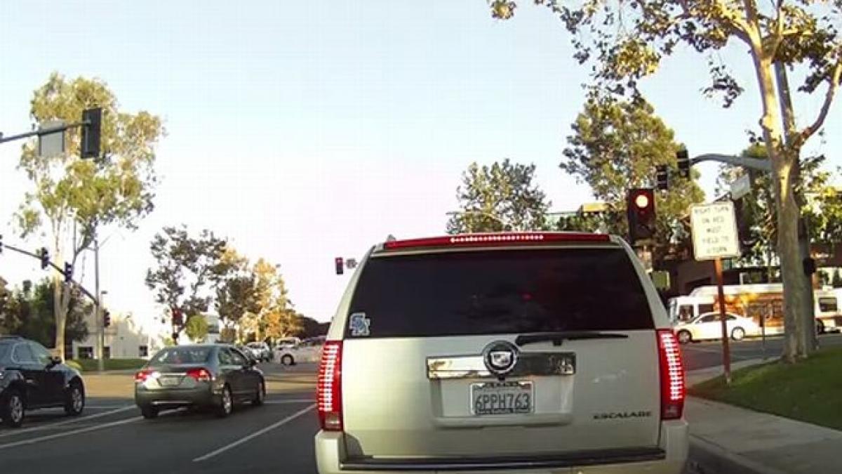 imagini incredibile un avion aterizeaza de urgenta pe o sosea aglomerata