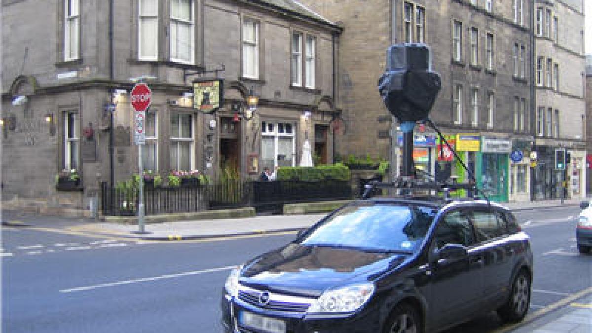 enervat de vitezomani un barbat a instalat un radar fals in fata casei sale