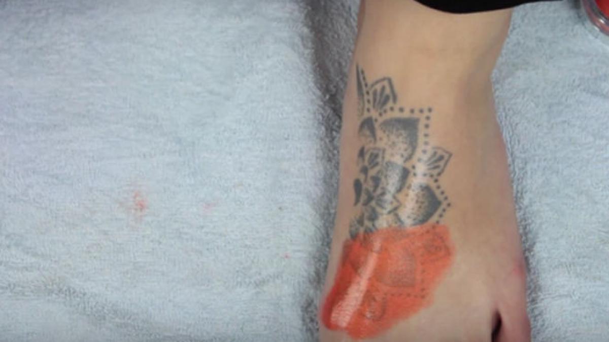 este minunat a aplicat fard de pleoape peste tatuajul sau si a realizat ceva uimitor