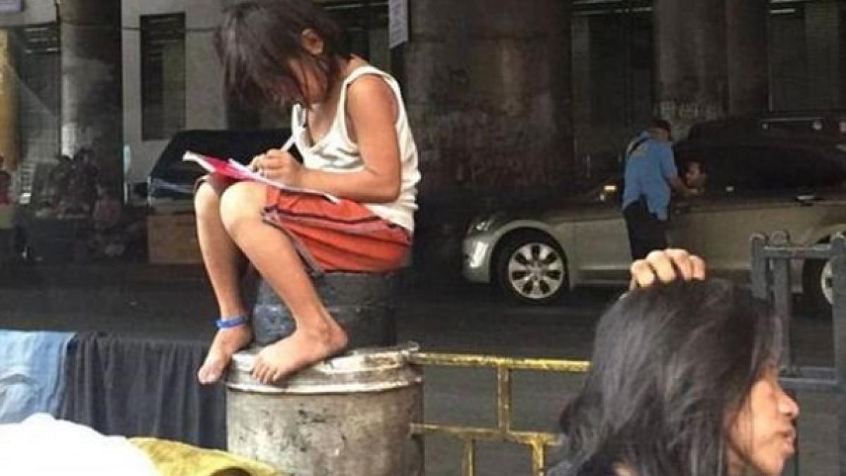 imaginea care a impresionat mii de oameni ce face aceasta fetita printre gunoaie