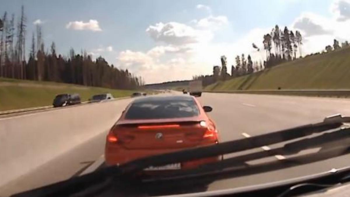 tupeu scandalos soferul unui bmw blocheaza intentionat o ambulanta aflata in misiune