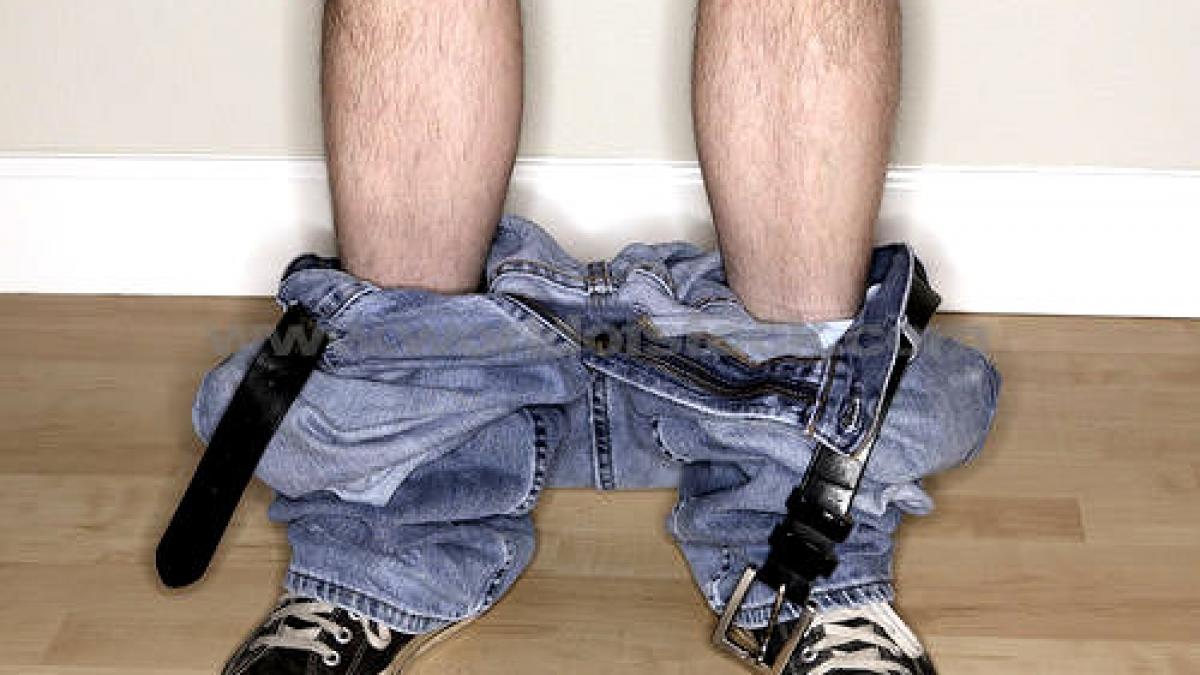 video a evadat dintr o sectie de politie cu pantalonii in vine