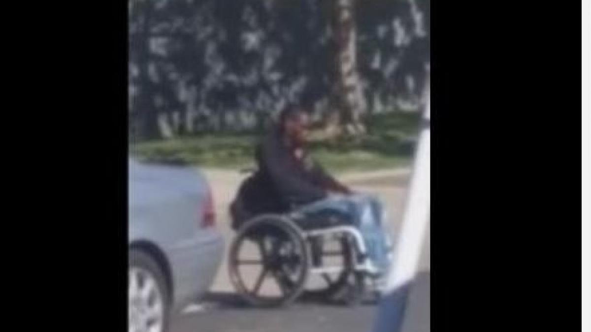 video un barbat imobilizat intr un scaun cu rotile a fost ucis de trei politisti